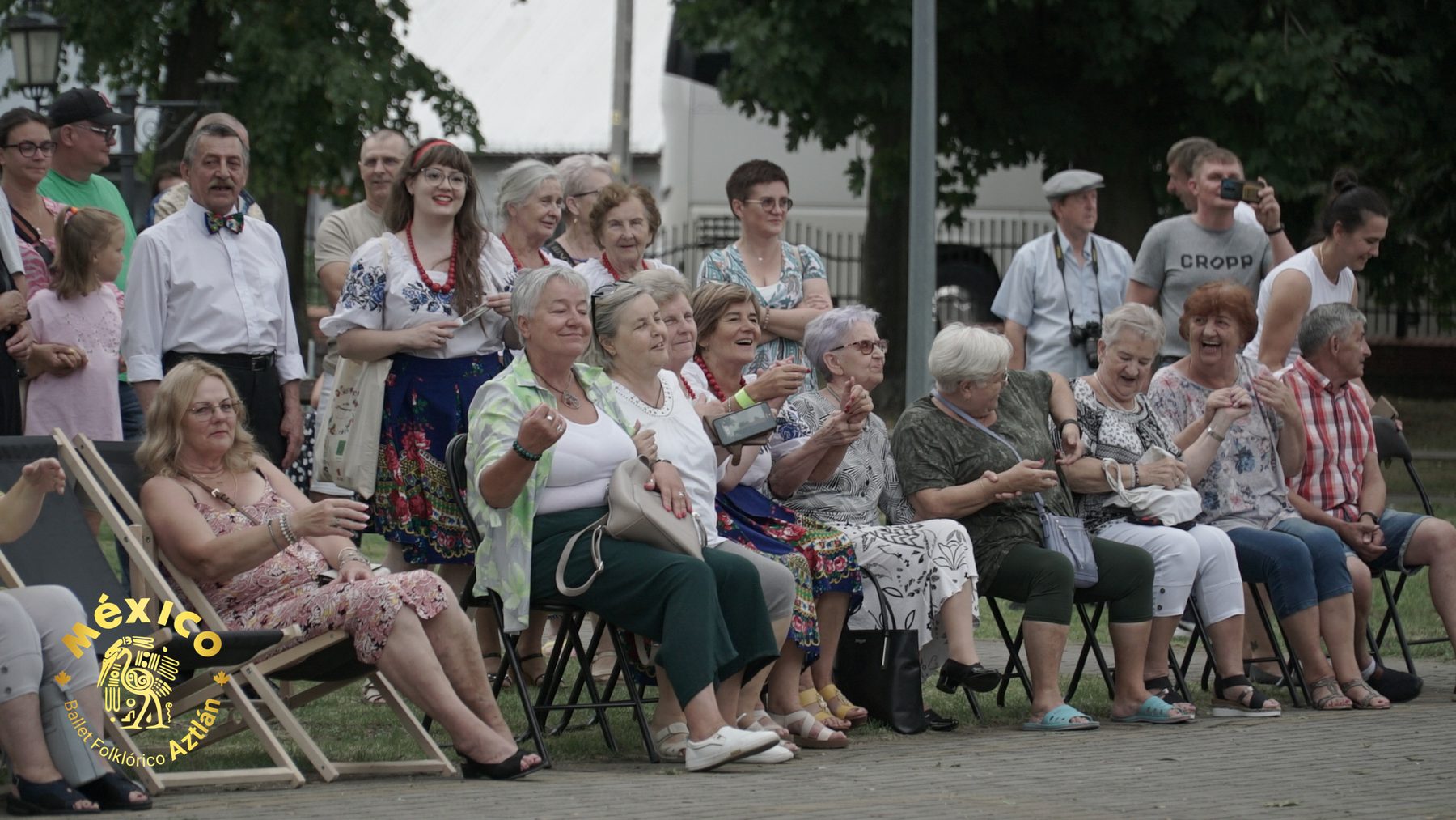 Polish audience singing along to Cielito Lindo